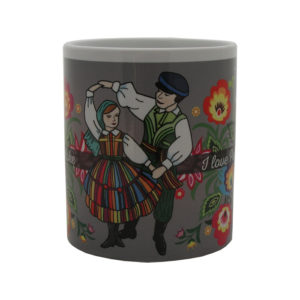 Kubek z parą w stroju ludowym-0