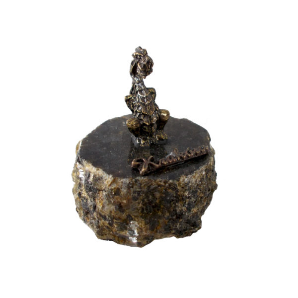 Mały smok na kamieniu-0